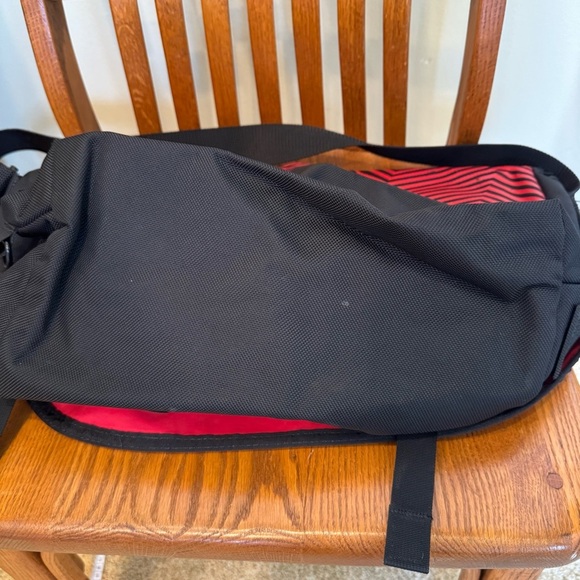 Timbuk2 Messenger Bag Red Black Stripes 19.5”x12.5”x8” Adjustable Strap 50” - Picture 4 of 7